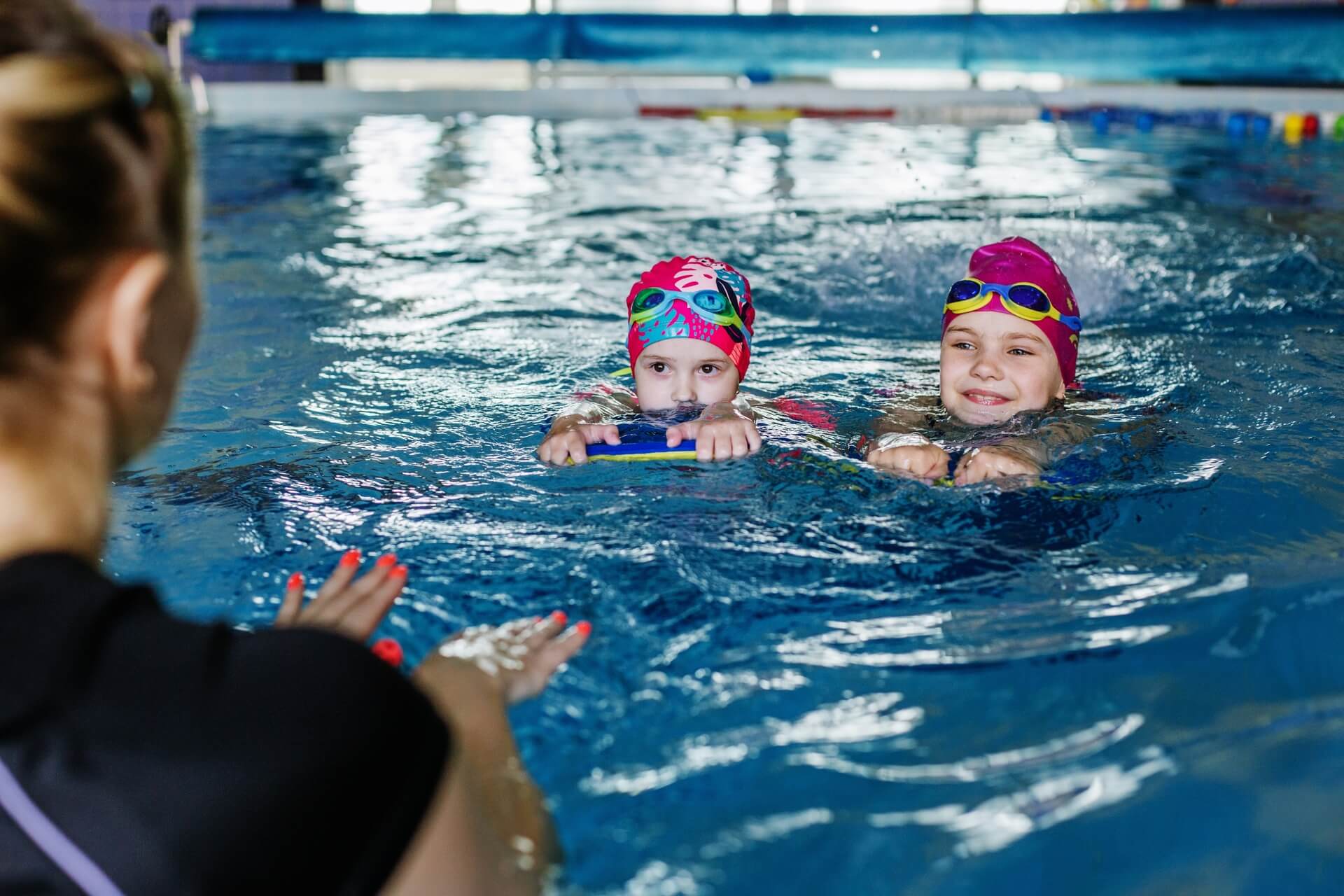 Plaukimo pamokos ir mankštos vandenyje vaikams – norintiems džiaugtis taisyklinga laikysena ir puikia sveikata